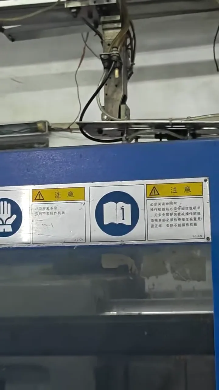 Injection machine & handling robot
